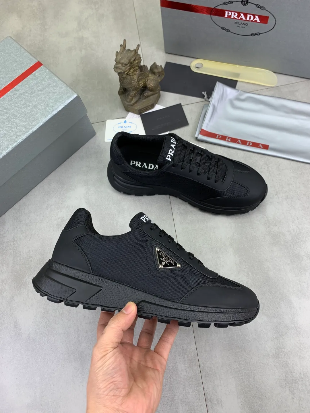 Men's men's shoes P560💰 [Real Price] Popular models are on the official website, 🆘 Trendy brand (Prada) mainly promotes popular models, avant-garde and versatile fashionable men's shoes private version mold opening, cowhide surface splicing 1:1.. Stylish and simple, original imported cowhide lining cowhide feet; the atmosphere and personality are more fashionable, eye-catching and pursuing class. It will subvert the old ideas and be a must-have for fashionistas who want to spend time with you! Must keep it! Tall and comfortable, large and low, high-end quality workmanship. Code number: 38-44 (45 customized) 2️⃣ optional.